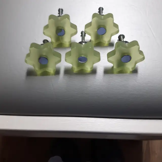 5 POIGNÉES VERTES PALES AVEC FLEURS VIS ARGENT: $2.00 CHACUNE