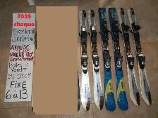 Plusieurs snowblades mini ski avec fixe de ski alpin