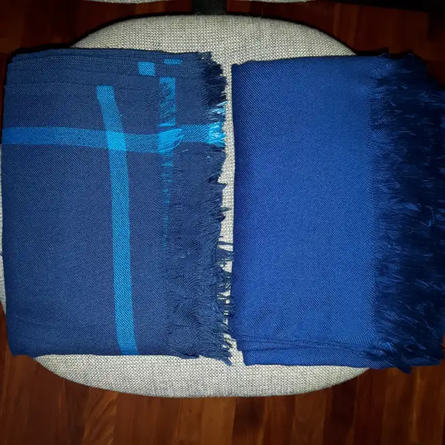 2BELLES COUVERTES NEUVES DOUCES BLEU-MARIN 4'x6'PIEDS $10.00CHAQ