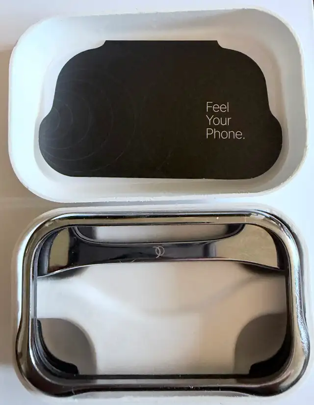 Arc Silver Minimalist Case and Screensaver for iPhone 18 Pro Max