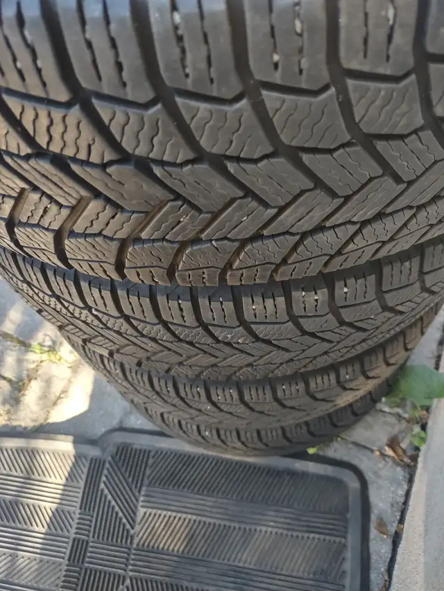 4 pneus hiver 205-60R16 Michelin X-Ice Snow comme neufs