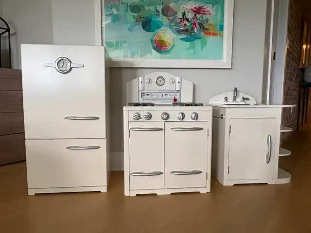 POTTERY BARN Retro White Kids Play Kitchen