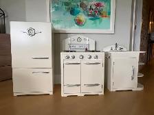 POTTERY BARN Retro White Kids Play Kitchen