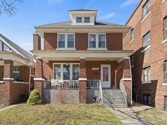Beautiful 2 bedrooms, 1 bath lower level unit utility included