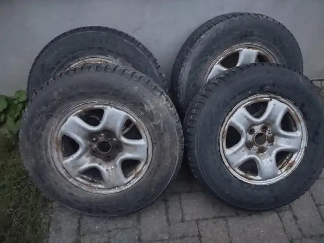 225-75R16x4 pneus hiver Nokian sur jante Toyota Rav4 2015.