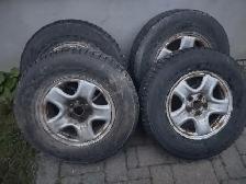 225-75R16x4 pneus hiver Nokian sur jante Toyota Rav4 2015.