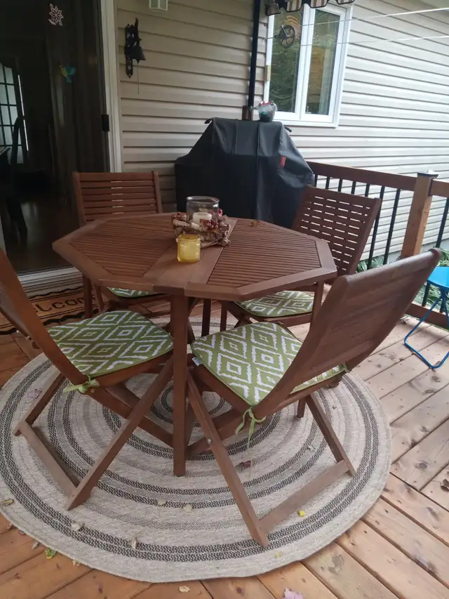 Table extérieure et 4 chaises en bois