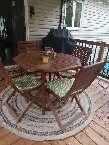 Table extérieure et 4 chaises en bois