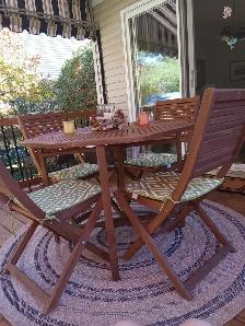 Table extérieure et 4 chaises en bois - Photo 2
