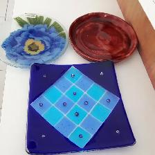3 ASSIETTES NEUVES EN VERRE, 2 RONDES UNE CARRÉE: $5.00 CHACUNE