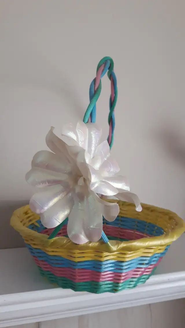 BEAU PANIER NEUF JAUNE BLEU ROSE VERT 2 FLEURS BRILLANTES:$10.00