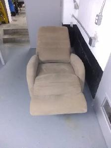 Free like new beige green adjustable recliner chair - Photo 3