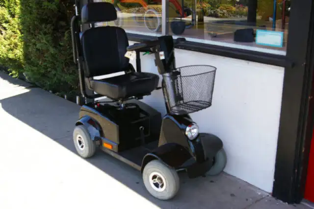 USED FORTRESS 1700 DT - 3 WHEEL SENIOR MOBILITY ELECTRIC SCOOTER