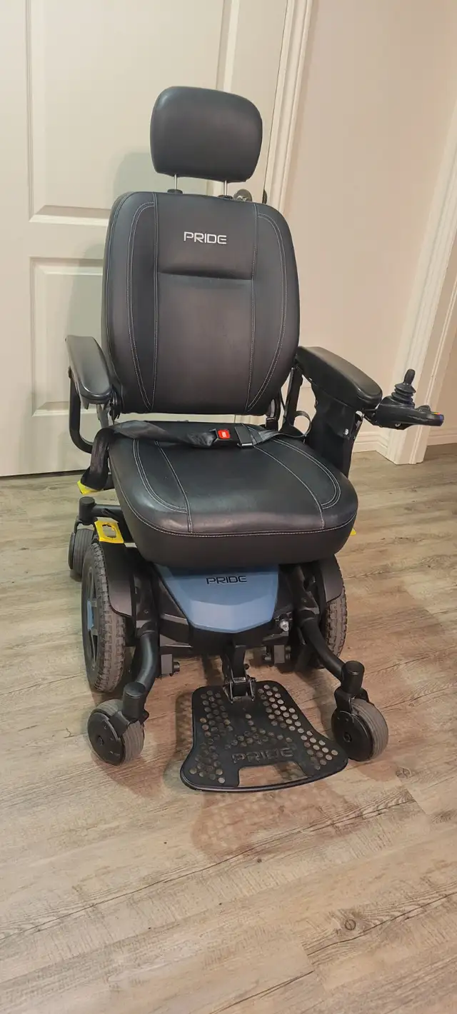fauteuil roulant électrique presque neuf  en spécial