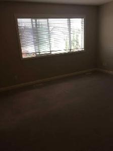Beautiful 5 Bedroom House NW - Main Floor Double Garage l - Photo 4