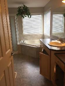 Beautiful 5 Bedroom House NW - Main Floor Double Garage l - Photo 5