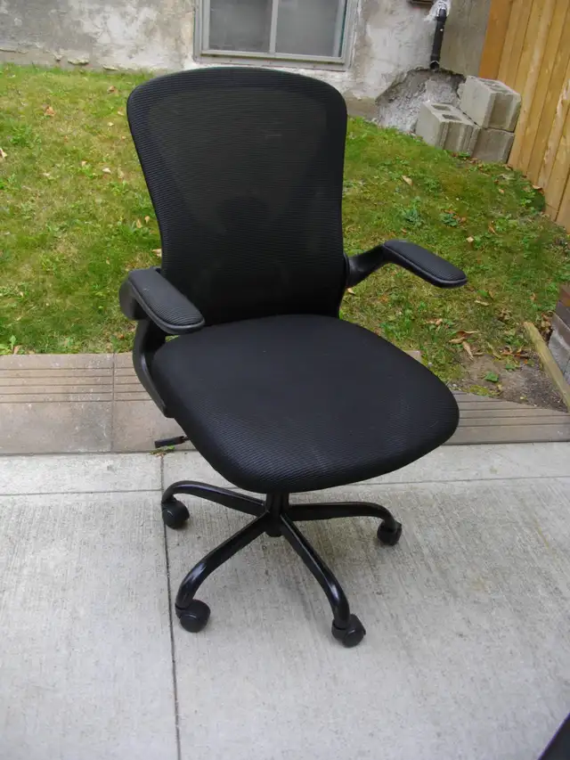 BACK MESH OFFICE CHAIR  (LIKE NEW)
