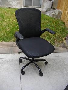 BACK MESH OFFICE CHAIR  (LIKE NEW)