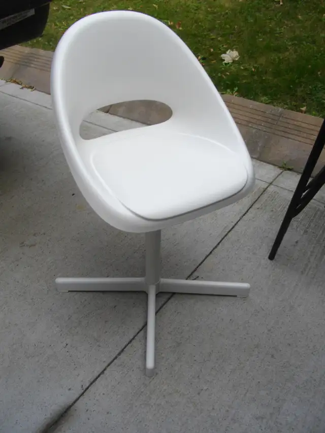 IKEA WHITE AJUSTABLE CHAIR
