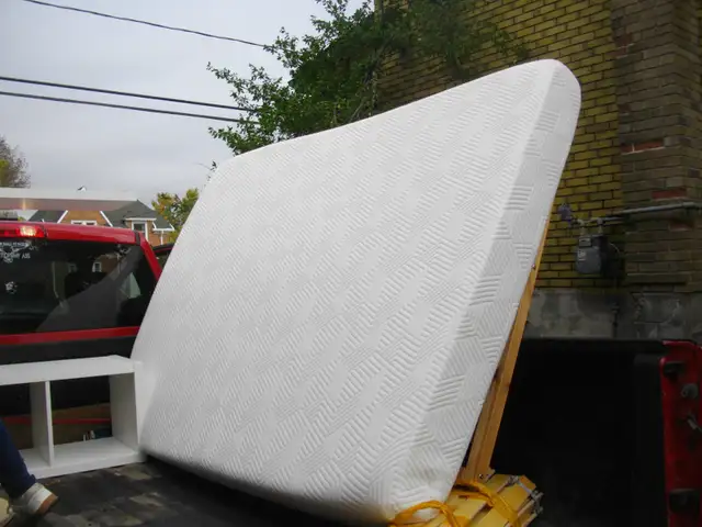 QUEEN SIZE MATTRESS  LIKE NEW