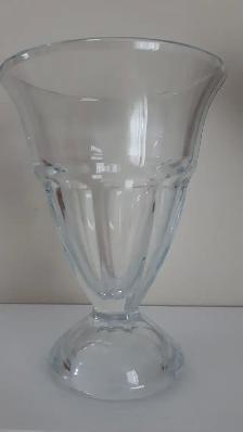 BELLE GRANDE COUPE NEUVE À SUNDAE EN VERRE ÉPAIS 6'HAUT: $10.00