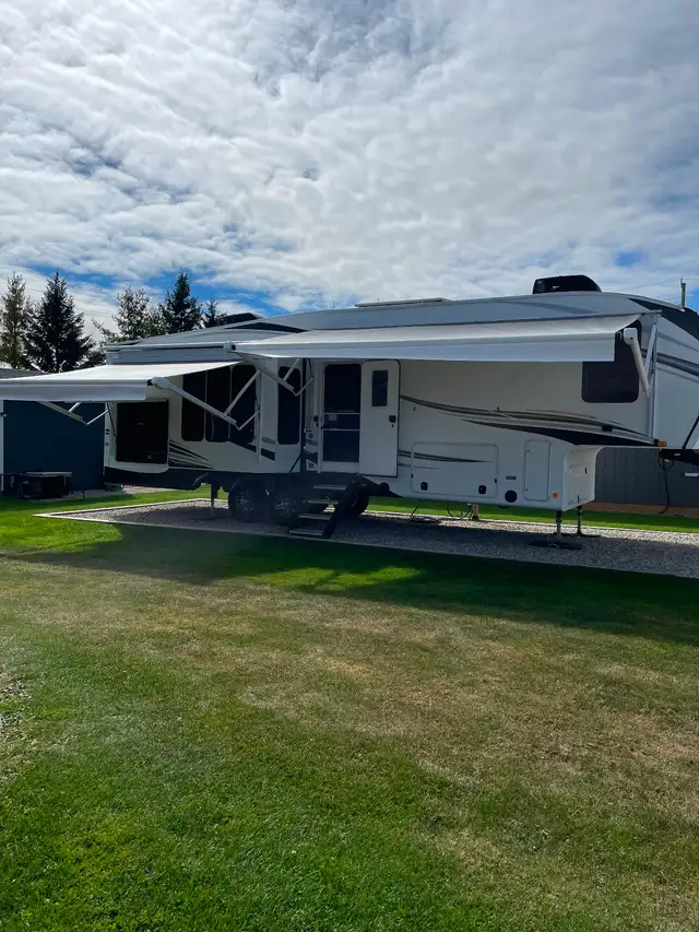 2021  Jayco Eagle 317RLOK Fifth Wheel Trailer
