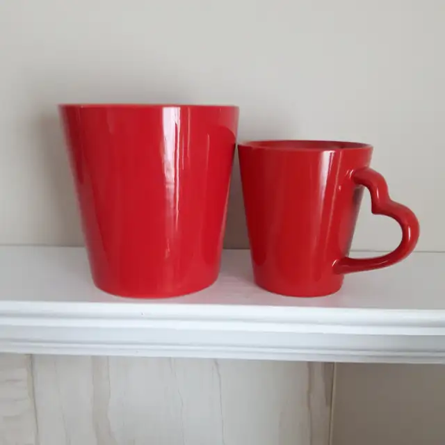 ENSEMBLE NEUF PORCELAINE ROUGE:POT 5'HAU TASSE 4'HAU $10.00 LES2