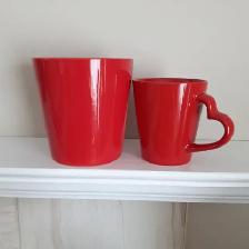 ENSEMBLE NEUF PORCELAINE ROUGE:POT 5'HAU TASSE 4'HAU $10.00 LES2