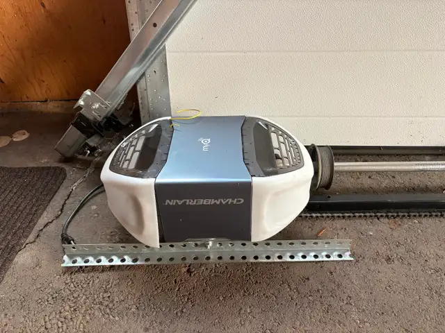 CHAMERLAIN GARAGE DOOR OPENER