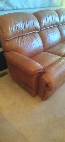 Free! Lazy Boy reclining leather couch - Photo 3