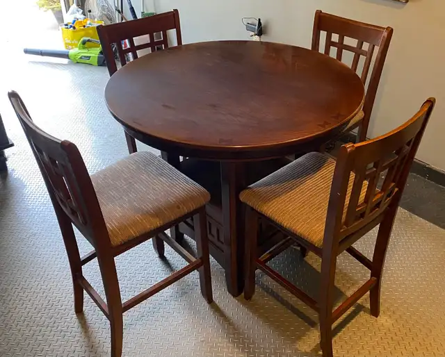 Wooden Table w/ Middle Extension   6 Chairs