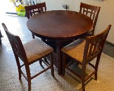 Wooden Table w/ Middle Extension   6 Chairs