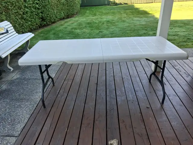 Table pliante en résine