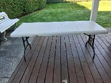 Table pliante en résine