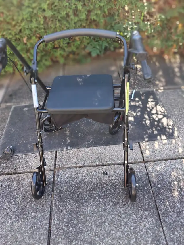 Déambulateur 4 roues neuf