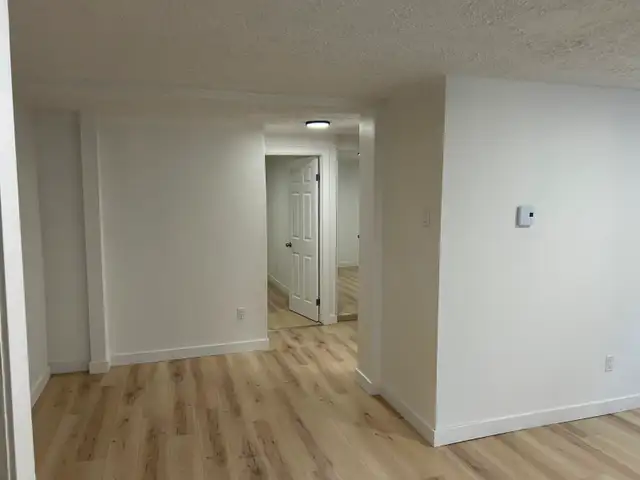 Large 4 1/2 renovated, hot water included QUIET NEIGHBORHOOD