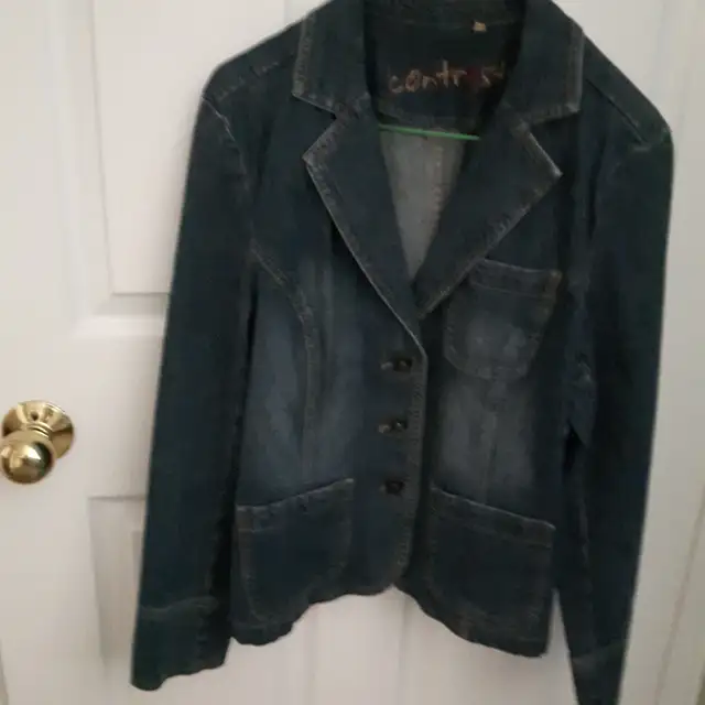 VESTE NEUVE EN DENIM CONTRASTE, GRANDEUR MEDIUM FEMME: $15.00
