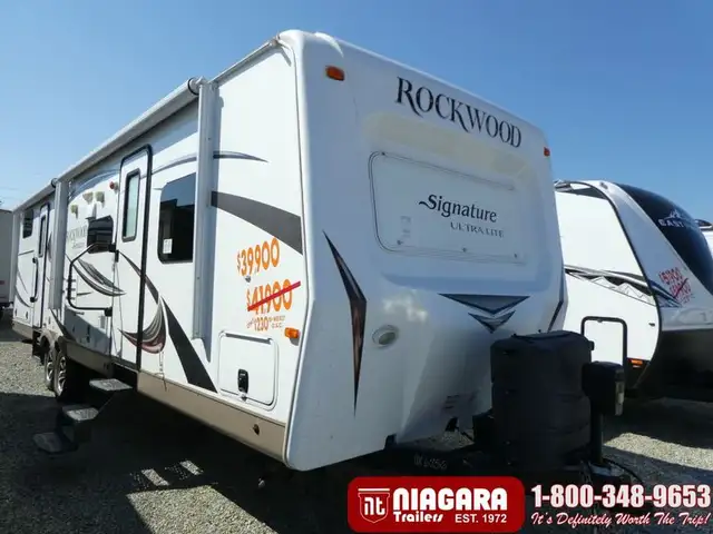 2016 FOREST RIVER ROCKWOOD SIGNATURE 83122SS Travel Trailer