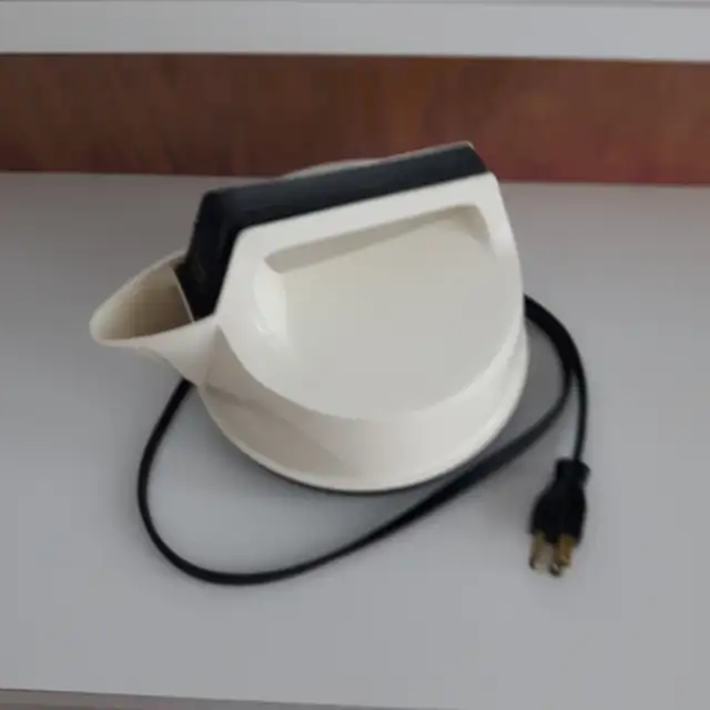 BELLE GRANDE THÉIÈRE ÉLECTRIQUE EN MÉTAL BLANC NOIR: $10.00.