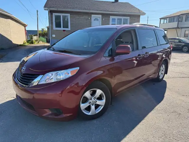 2014 Toyota Sienna LE / 8 PASSENGER / POWER SLIDING DOORS