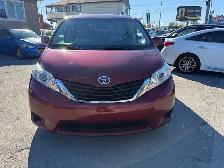 2014 Toyota Sienna LE / 8 PASSENGER / POWER SLIDING DOORS - Photo 2