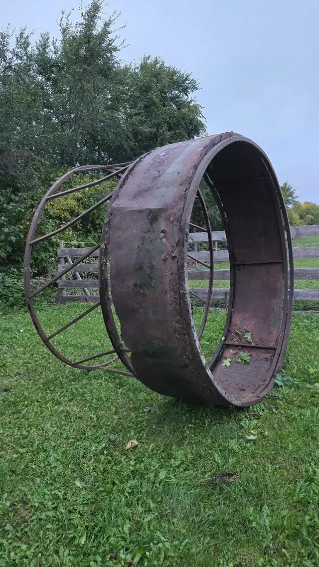 Round bale feeder