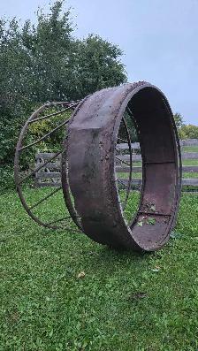 Round bale feeder