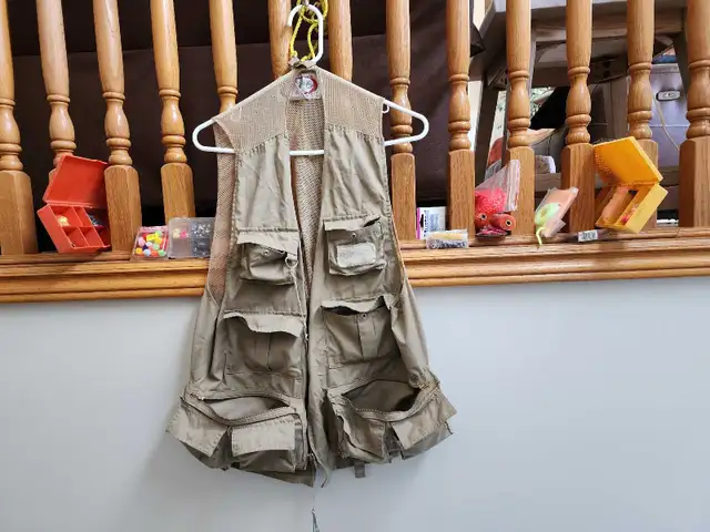 Fishing vest with accessories
