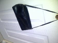 BEAU SAC À MAIN ALDO EN VRAI CUIR NOIR, 9'LARGEx4'HAUT: $10.00 - Photo 2