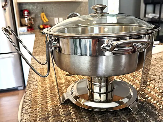 Seville Classics Commercial 4-Quart Stainless Steel Chafing Dish