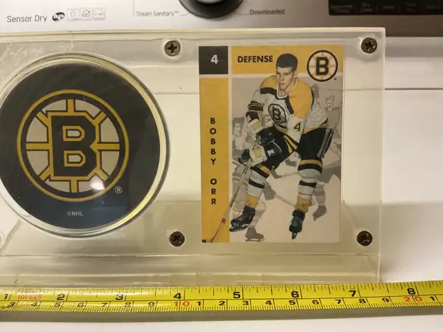 Vintage BOBBY ORR Card & BOSTON BRUINS Puck in Actylic Display !