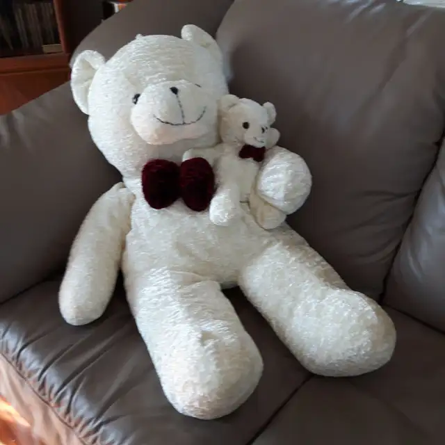 OURSON GÉANT NEUF SUPER-DOUZ 36'LONG AVEC BÉBÉ DANS BRAS: $25.00