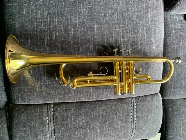 Yamaha YTR-2330 B-flat (Bb) Trumpet (Gold) - Complete Package