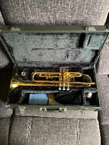 Yamaha YTR-2330 B-flat (Bb) Trumpet (Gold) - Complete Package - Photo 3